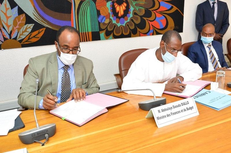 Accès à l’électricité, connectivité des zones agricoles, éducation, cohésion sociale : le Sénégal et la banque mondiale signe des accords de plus de 272 milliards de FCfa - investactu.com